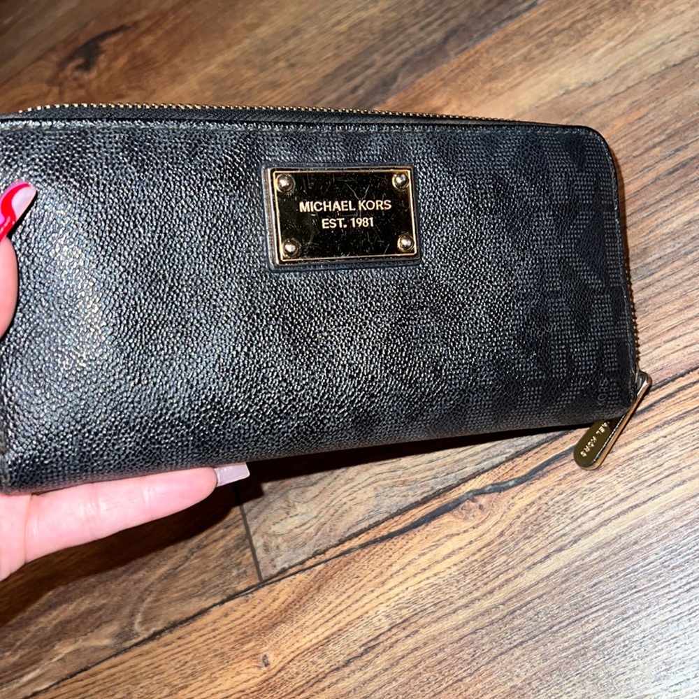 Black Michael Kors MK Large Continental Wallet (saffiano leather)